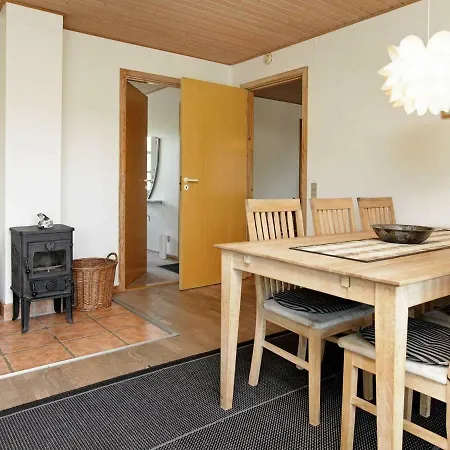 Four-Bedroom Holiday Home In Humble 4