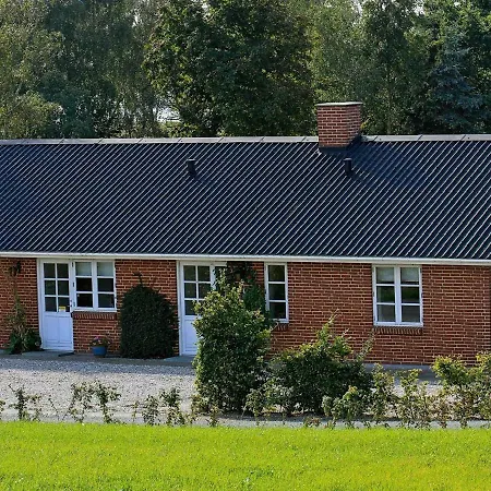 Four-Bedroom Holiday Home In Humble 4 Feriehus