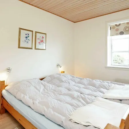Four-Bedroom Holiday Home In Humble 4 Feriehus *